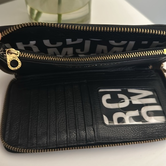 Marc Jacobs black leather zip around wallet - Picture 3 of 3